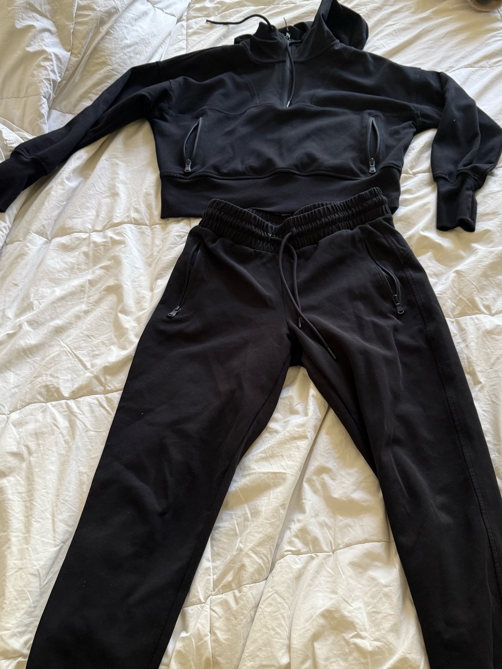 Old Navy Black Active Dynamic Fleece cropped hoodie and matching jogger.